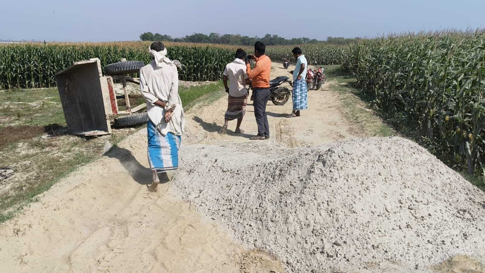 अवैध मिट्टी खनन करते कार्रवाई के डर से ट्रैक्टर छोड़ कर फरार