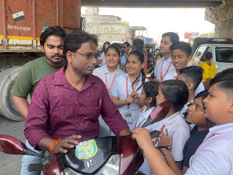 हेलमेट पहनो, जिंदगी बचाओ, सीट बेल्ट लगाओ, सुरक्षित घर जाओ