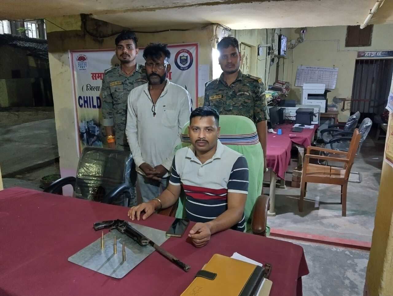 एक देशी मास्केट, तीन  जिंदा कारतूस के साथ युवक गिरफ्तार