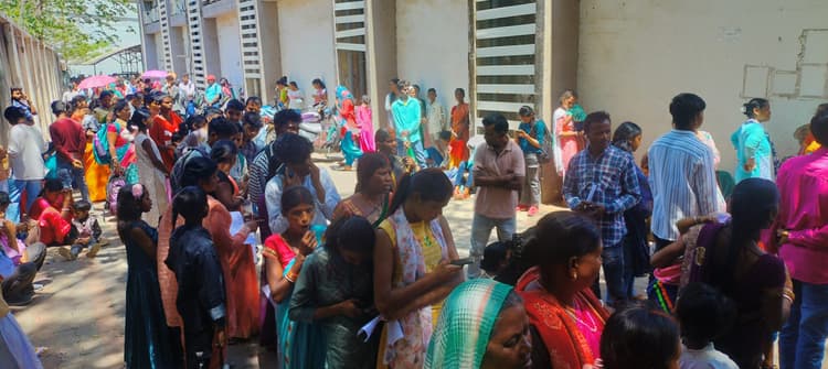 Ranchi News : आधार के काम के लिए सुबह से केंद्रों में लग रही लंबी लाइन