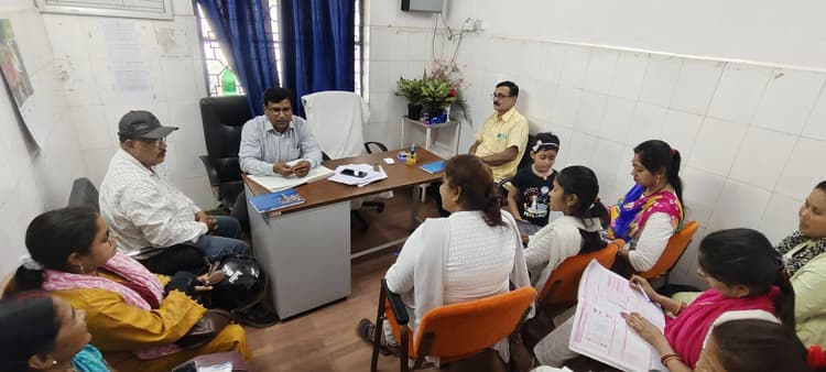 स्वास्थ्य व्यवस्था को बेहतर बनाने के लिए एएनम व स्वास्थ्य कर्मियों की बैठक