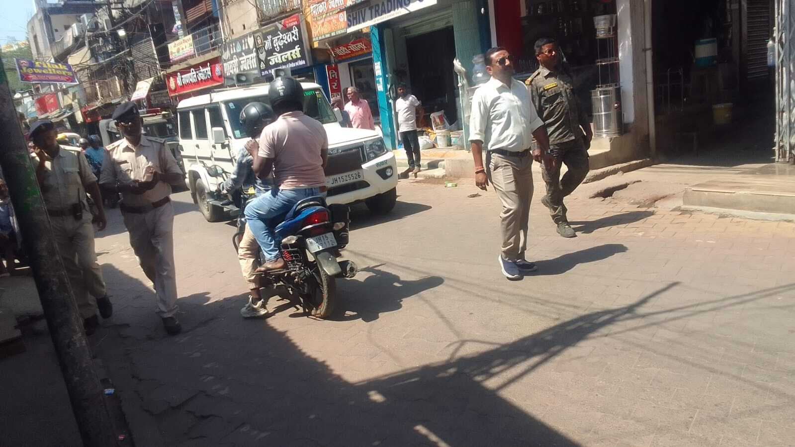 Deoghar news : निगम  ने अतिक्रमण करनेवाले नौ दुकानदारों पर पांच-पांच हजार लगाया जुर्माना