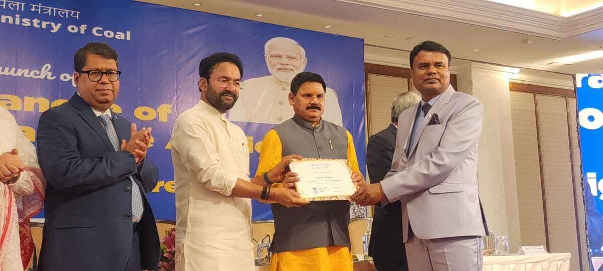 कोयला उत्पादन में बेहतर कार्य पर कर्मी को मंत्री ने किया सम्मानित