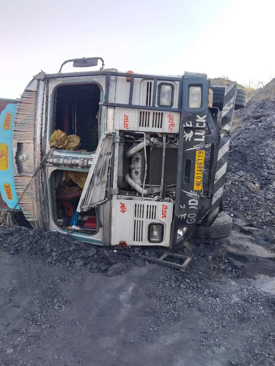 चालक की मौत, खलासी ने कूद कर बचायी जान