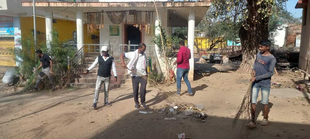 मनिका में कांग्रेस ने चलाया स्वच्छता अभियान