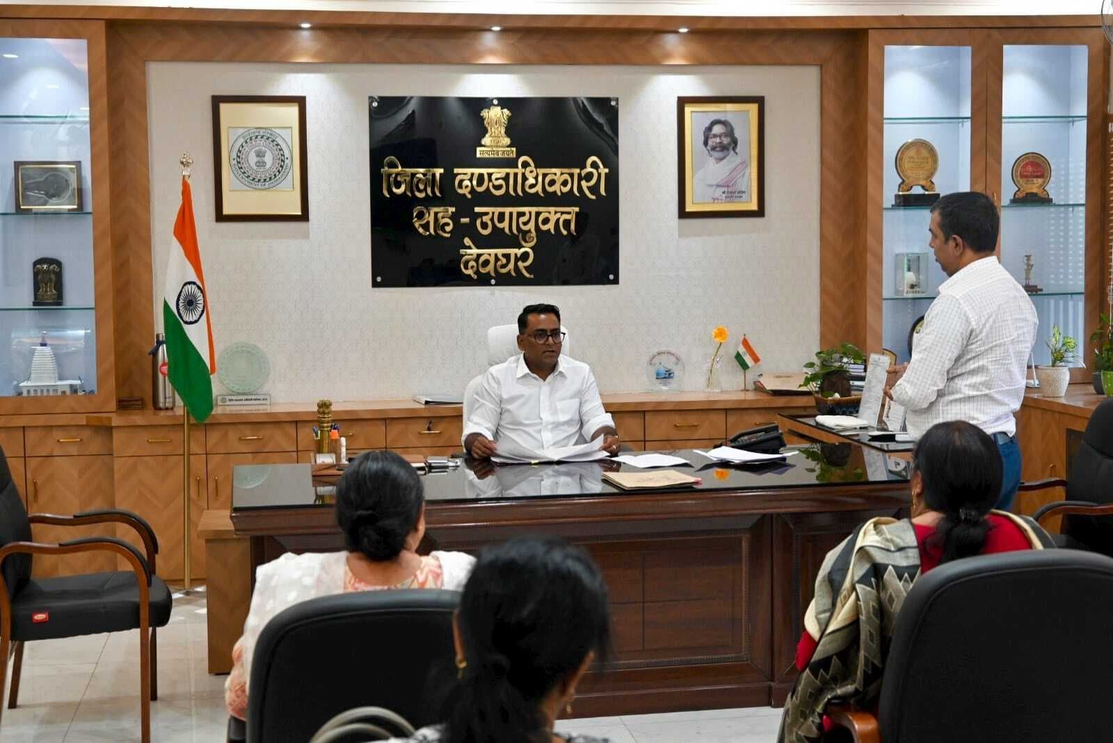 deoghar news : जमीनी स्तर पर काम करे बाल संरक्षण इकाई : डीसी