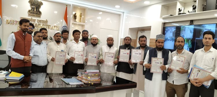 नव नियुक्त सहायक उर्दू अनुवादकों को डीएम ने दिया नियुक्ति पत्र