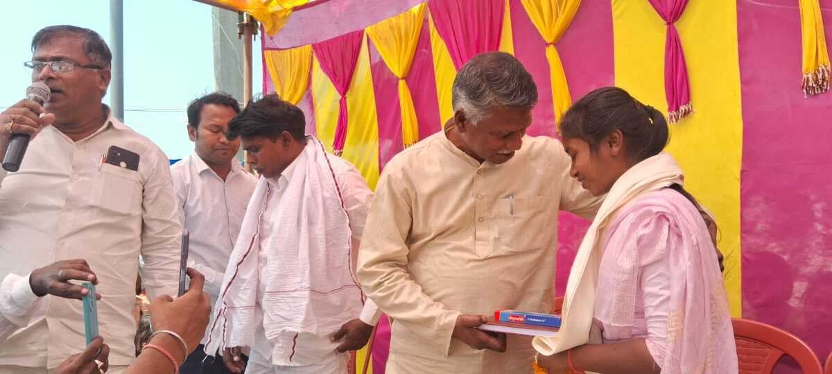 आधी रोटी खाओ लेकिन बच्चों को पढ़ाओ : विधायक