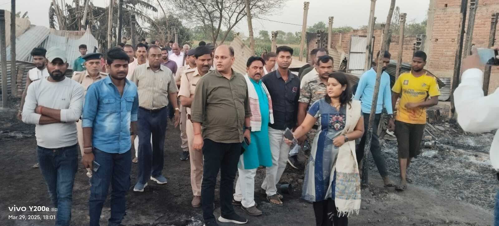 चूल्हे की चिंगारी से लगी आग, दो दर्जन से अधिक घर जले