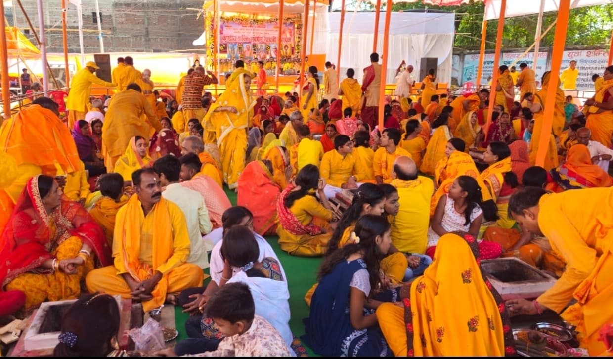 गायत्री महायज्ञ में उमड़ी भीड़, श्रद्धालुओं ने परिवार के साथ हवन कार्यक्रम में लिया भाग