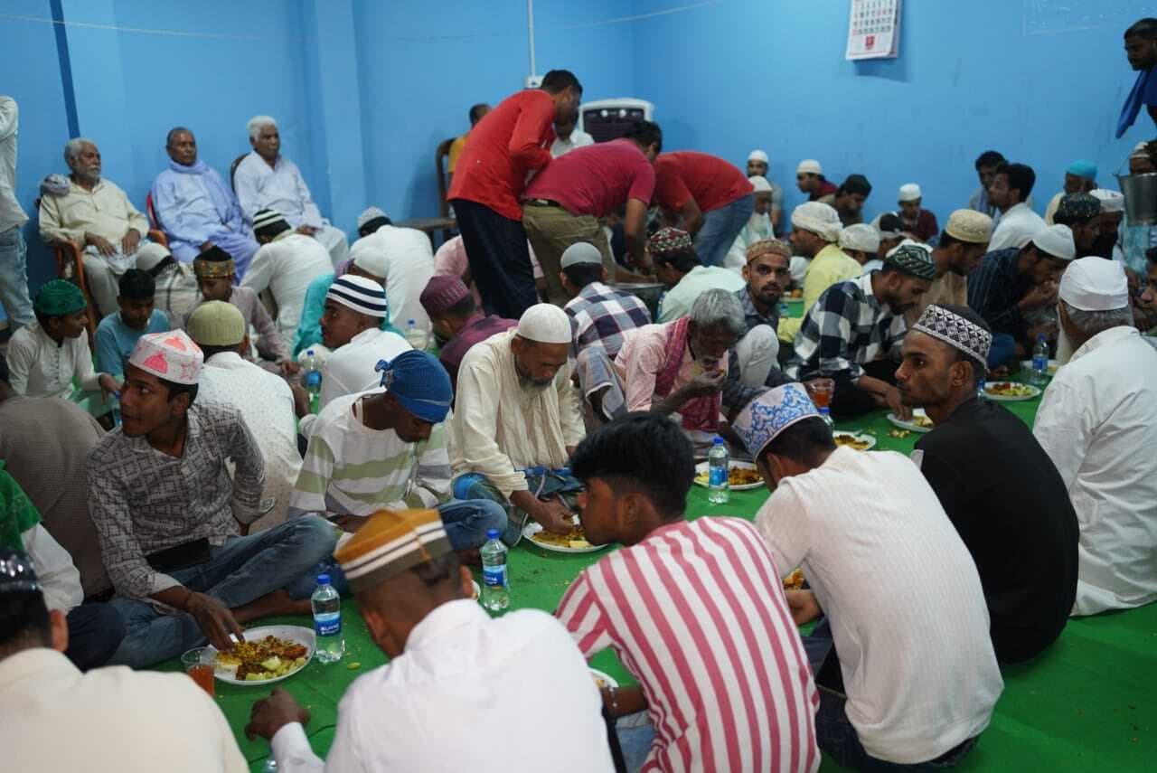 नपं परबत्ता के चेयरमैन के आवास पर दावत ए इफ्तार