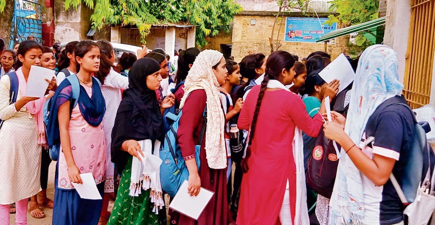 Chhapra News : अतिरिक्त काउंटर बनाकर कॉलेजों में बांटा जा रहा एडमिट कार्ड