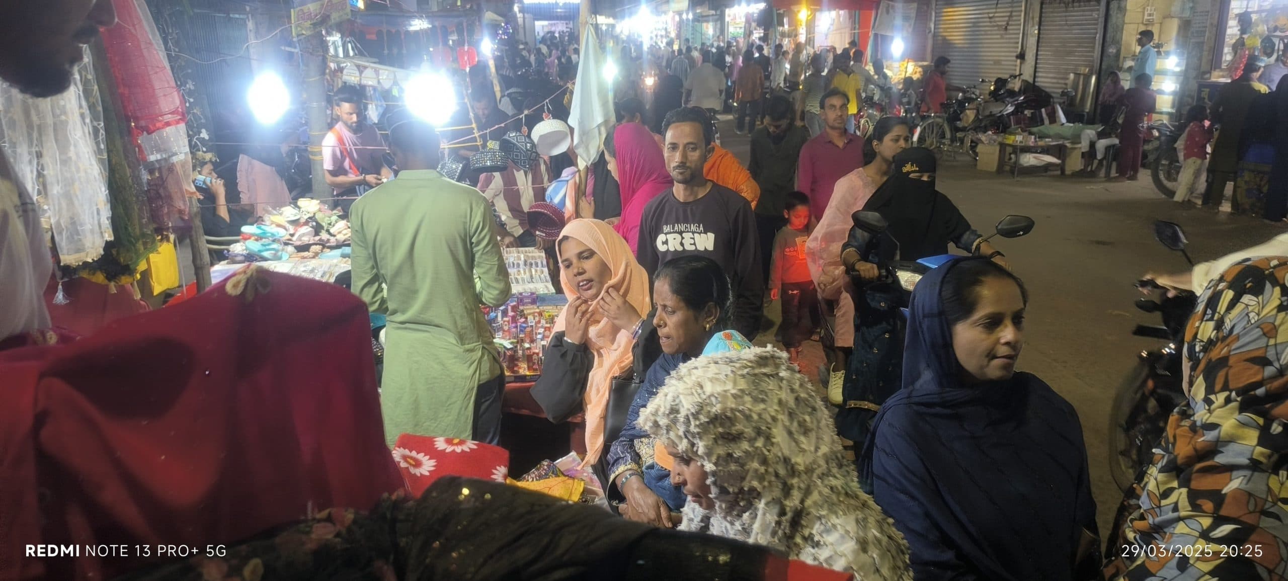 ईद पर बाजार गुलजार, खरीदारी के लिए उमड़ रही भीड़