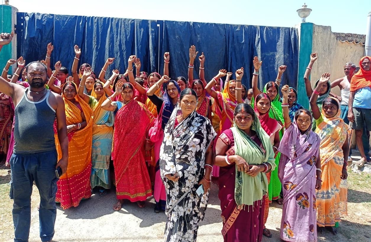 Bokaro News : पॉल्ट्री फार्म के खिलाफ ग्रामीणों ने किया विरोध प्रदर्शन