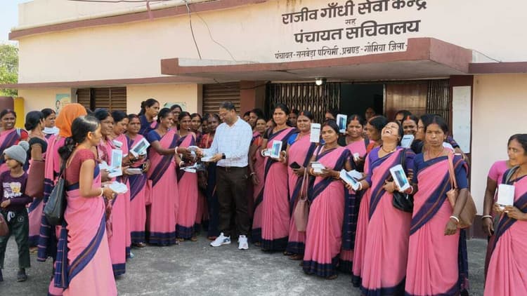 Bokaro News : आंगनबाड़ी सेविकाओं को दिया गया स्मार्ट फोन
