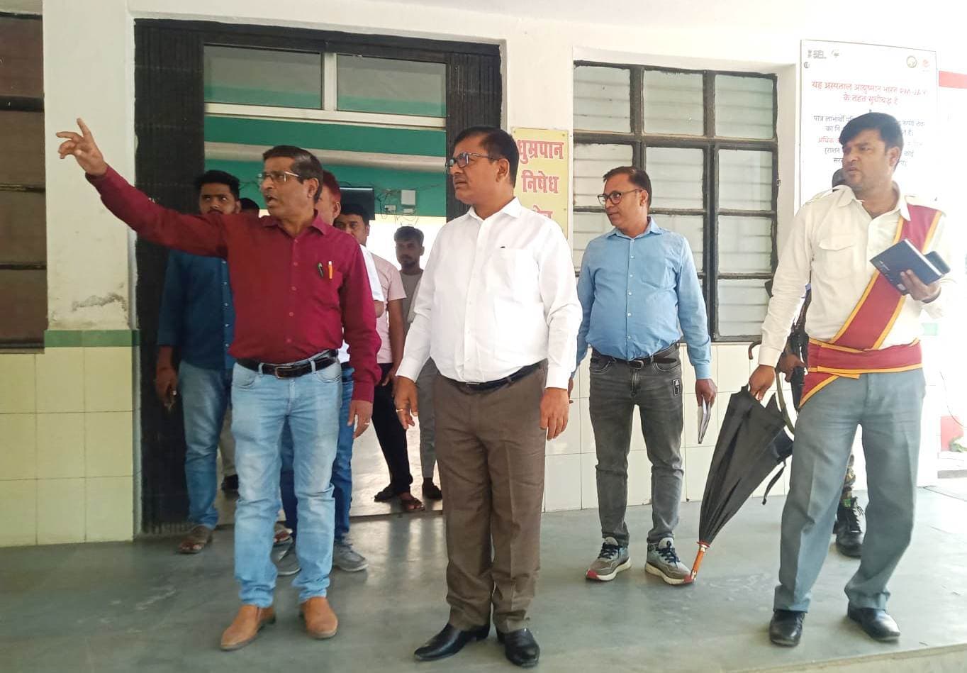 Aurangabad News : सीएचसी के कमरों में गंदगी देख भड़के डीएम