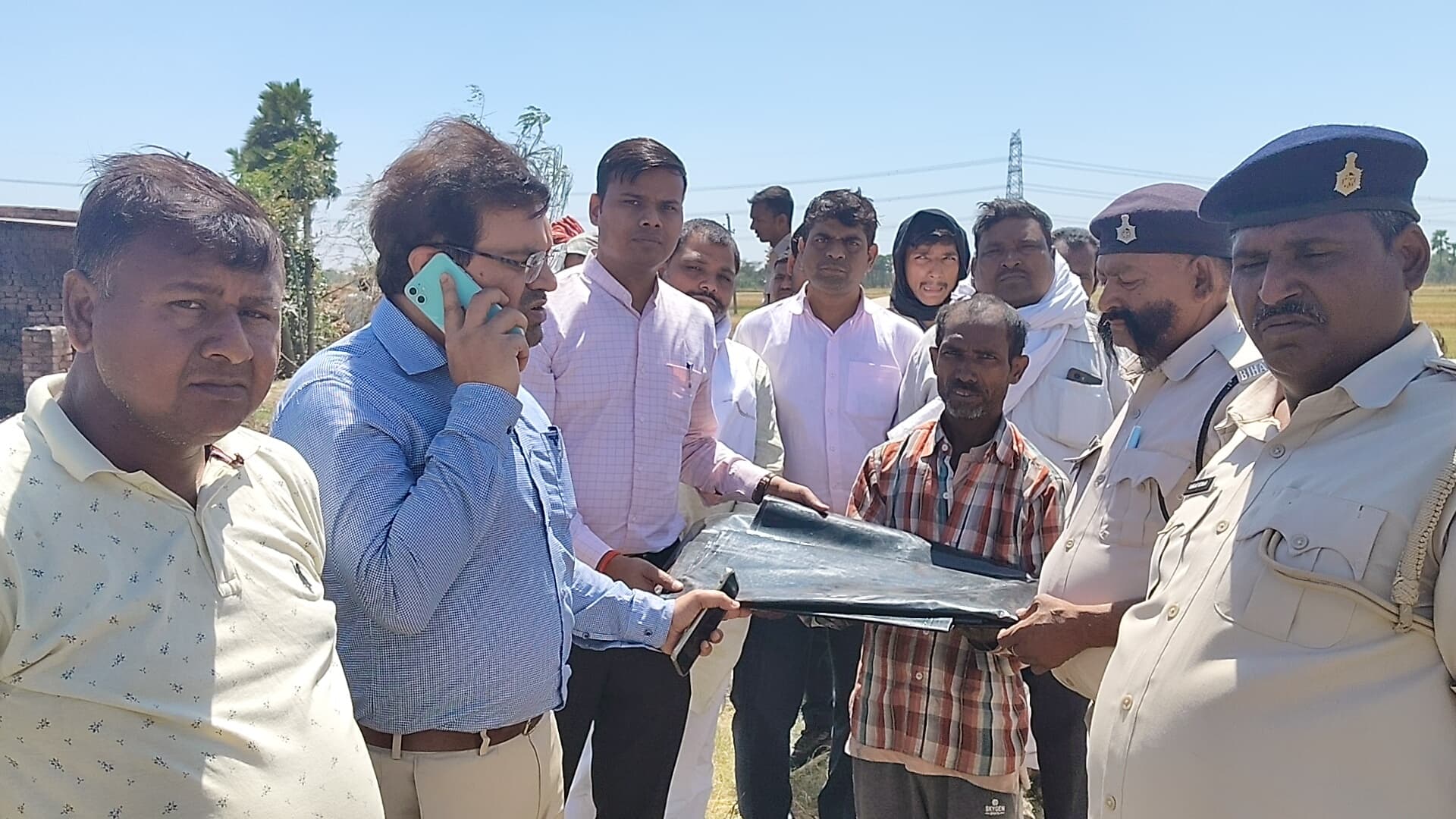 Gaya news : शॉर्ट सर्किट से घर व नेवारी के पुंज में लगी आग, लाखों का नुकसान