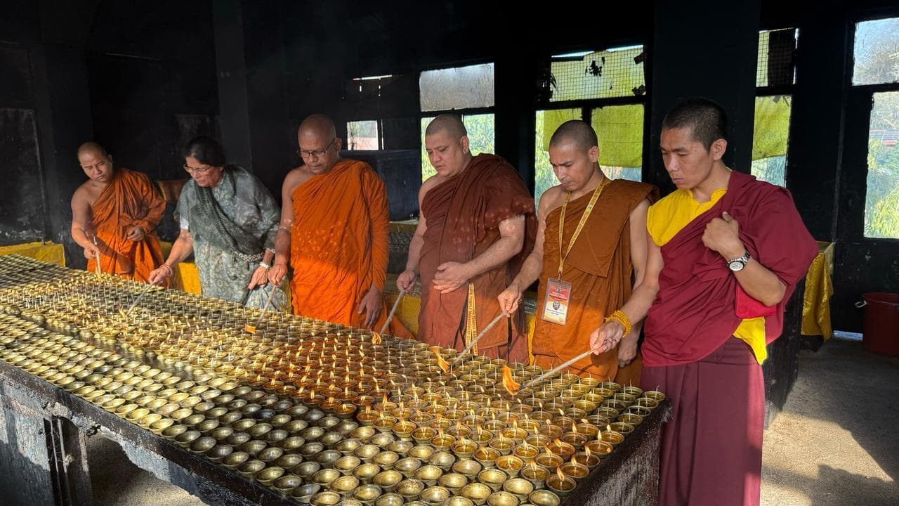 Gaya news : भूकंप में मरे लोगों की आत्मा की शांति के लिए महाबोधि मंदिर में जलाये दीये