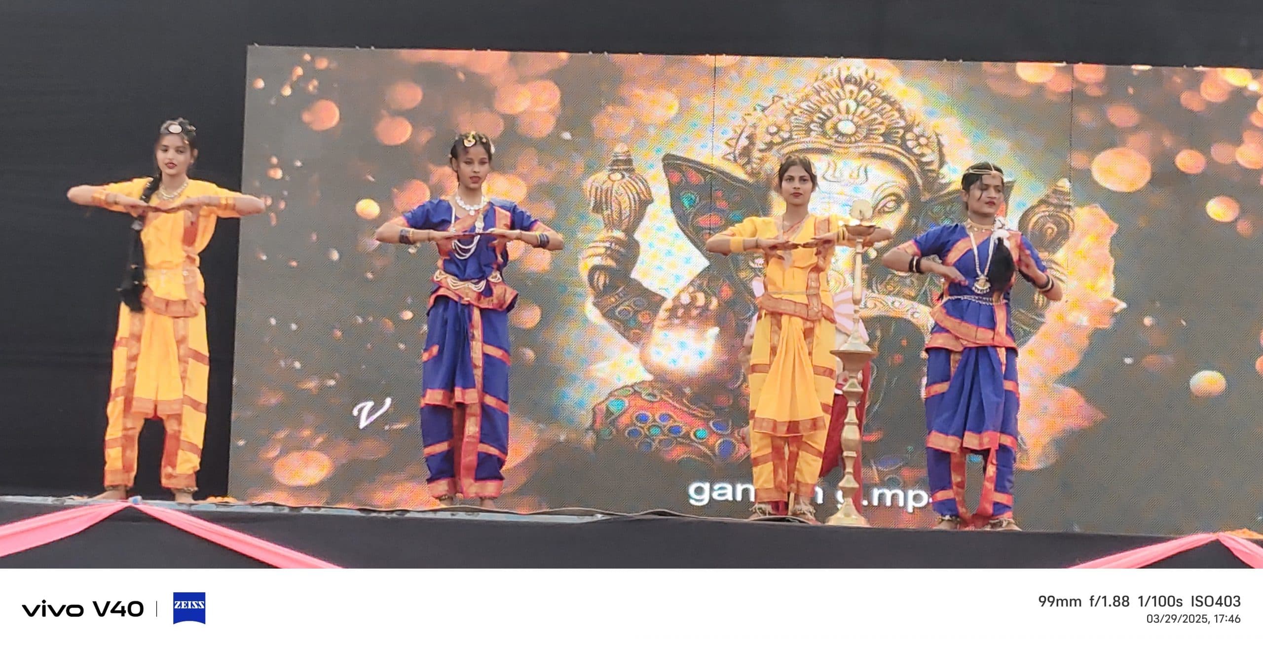 गुरुकुल के 15वें वार्षिकोत्सव में छात्र-छात्राओं ने बांधा समां