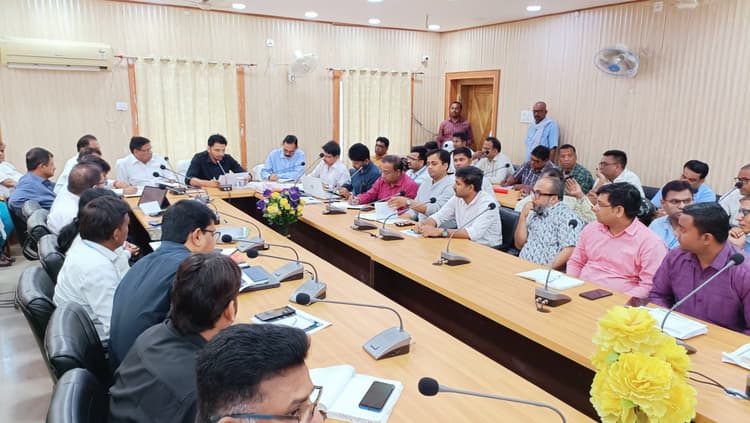 Madhubani News : विशेष अभियान चलाकर अवैध नर्सिंग होम पर करें कार्रवाई : डीएम