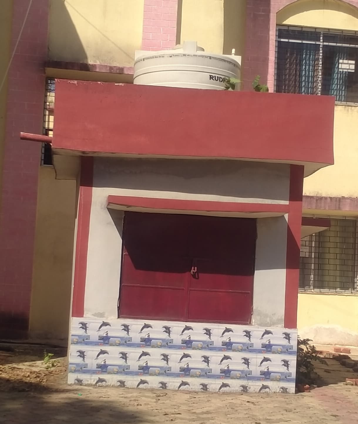 Giridih News: प्रखंड कार्यालय परिसर में वर्ष से बंद है वाटर एटीएम, लोगों को परेशानी