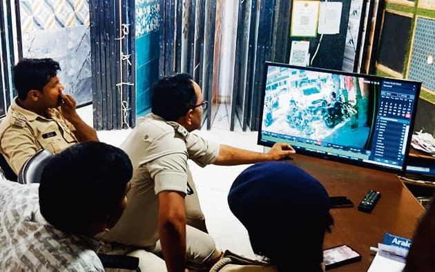 hajipur news. हाजीपुर में दिनदहाड़े एटीएम कर्मी से पांच लाख रुपये की लूटे