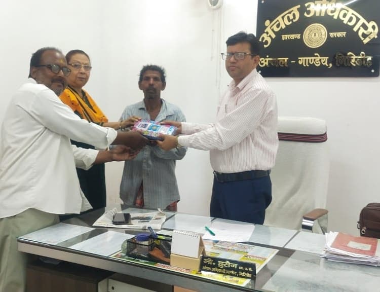 Giridih News: फटे हाल अंचल पहुंचे गरीब को सीओ ने दिया वस्त्र