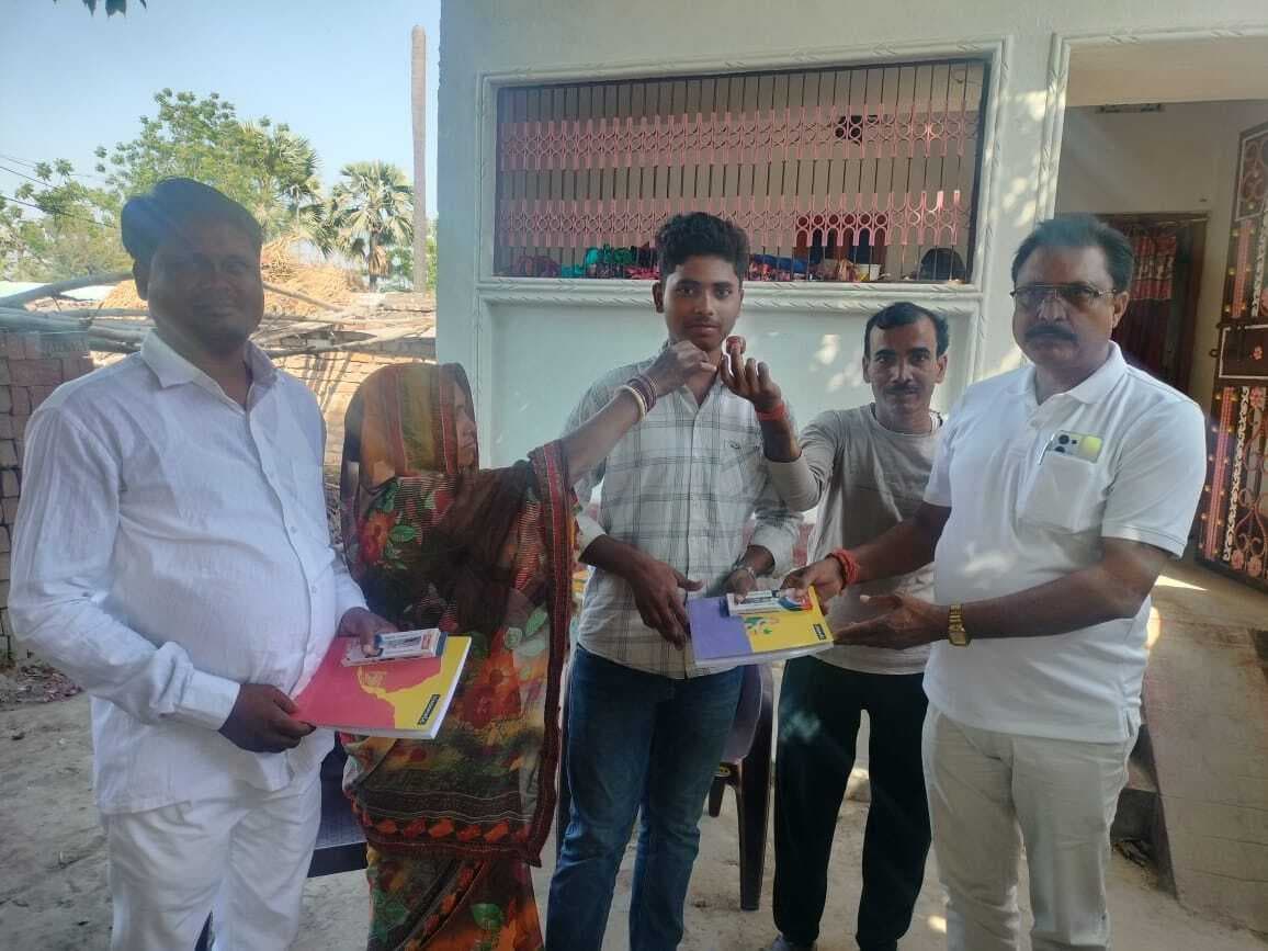 Matriculation Exam 2025:मां ने सिलाई कर जुटाया पढ़ाई का खर्च, मेहनत कर शुभम ने लाया 482 अंक