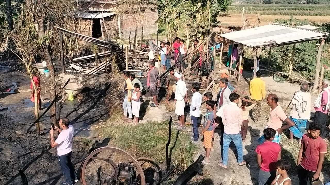 Samastipur News:नारायणपुर में दर्जनभर से अधिक घर जलकर खाक