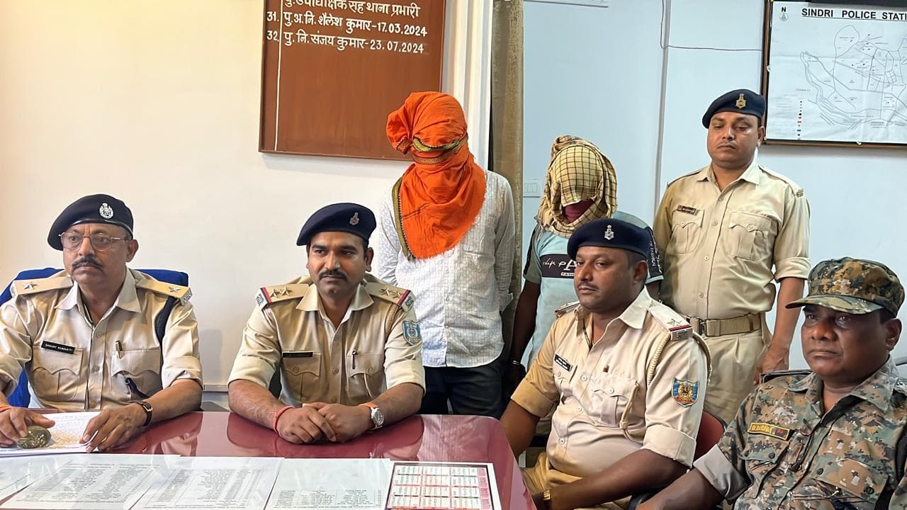 Dhanbad News: सिंदरी के हर्ल प्लांट से बिना कागजात के लाखों का स्क्रैप निकाल कर बाजार में बेचता था गिरोह