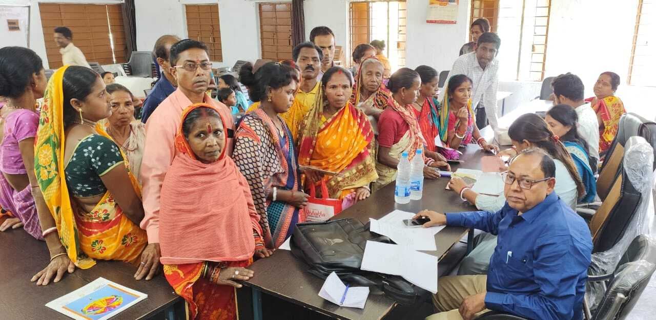 East Singbhum News : कार्डधारियों का हंगामा, कहा- विमल की दुकान से नहीं लेंगे राशन