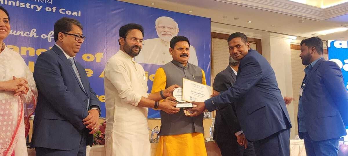 Dhanbad News : धनसार कोलियरी के सीनियर ओवरमैन रवि भूषण उत्कृष्ट कर्मी के रूप में पुरस्कृत