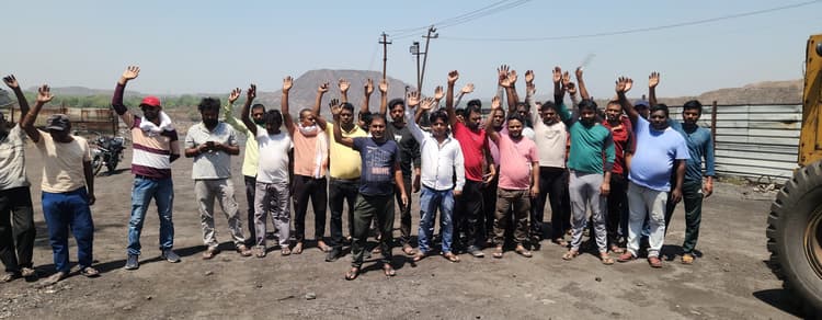 Dhanbad News : वाहन लेने बंद हिलटॉप आउटसोर्सिंग पहुंचे अधिकारियों का विरोध, बैरंग लौटे