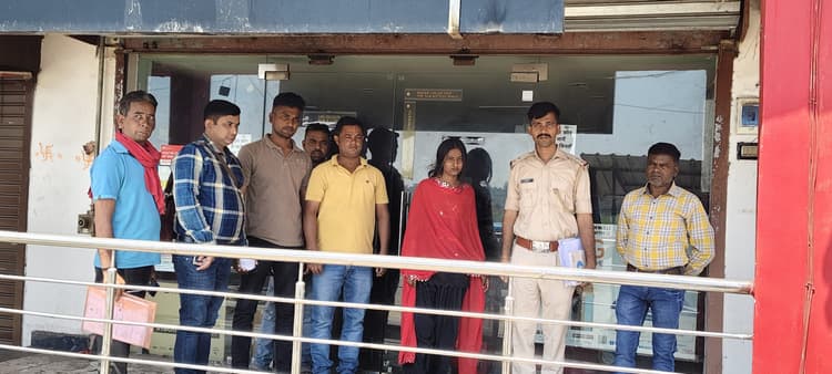 Dhanbad News : न्यायालय के आदेश पर कारू यादव की दो दुकानों का सील खुला