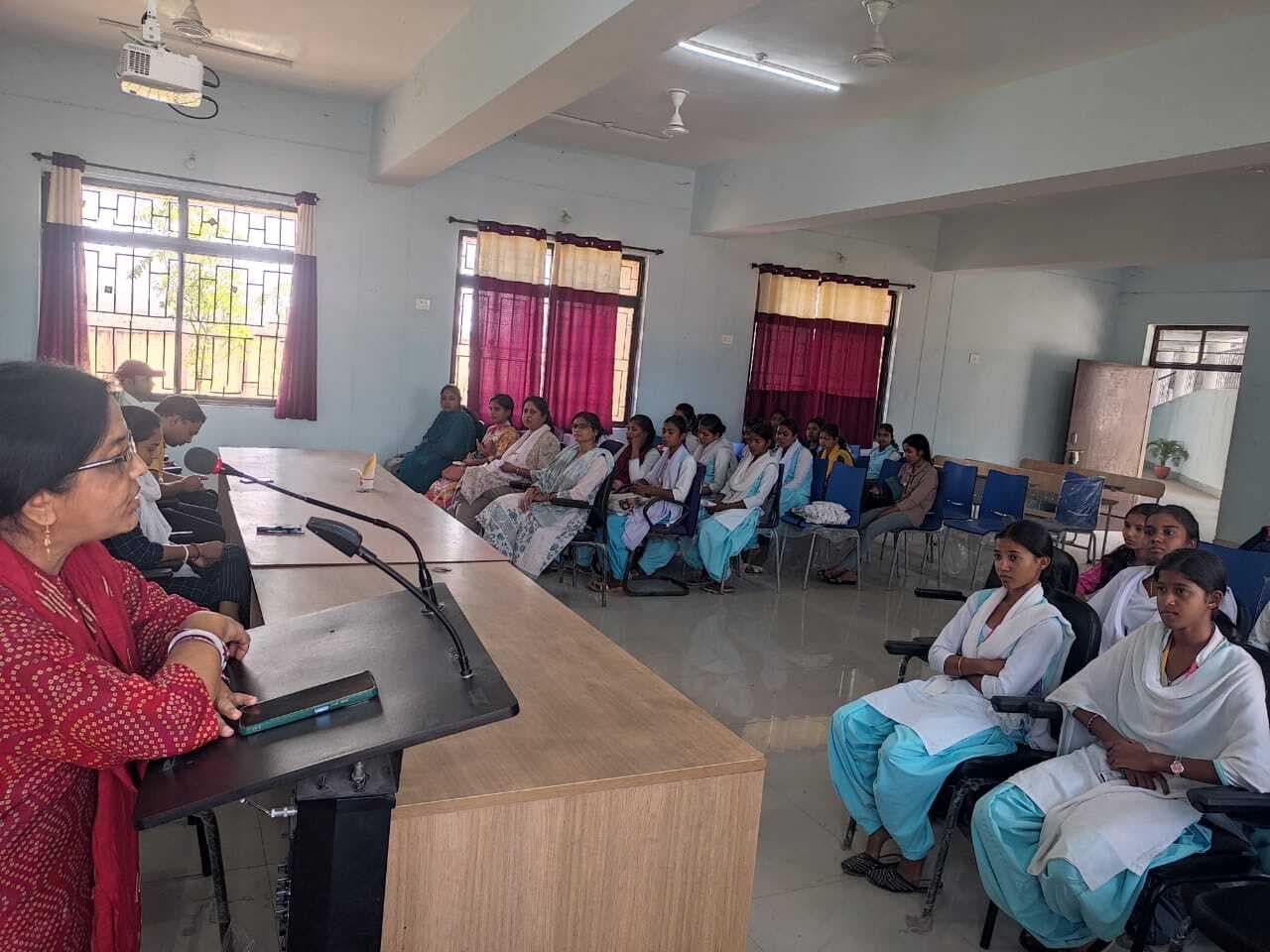 seraikela kharsawan news: जीवन में निरंतर आगे बढ़ते रहने के लिए शिक्षा सर्वश्रेष्ठ माध्यम : प्राचार्या