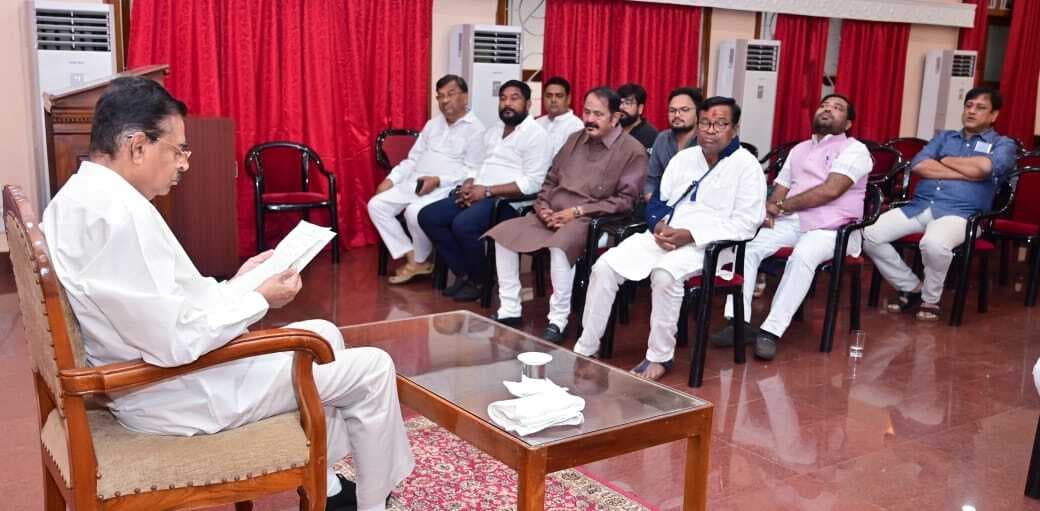 Bhubaneswar News : ओडिशा विधानसभा के सामने धरना देते समय कांग्रेस के दो विधायक बीमार पड़े, राज्यपाल से मिले वरिष्ठ नेता