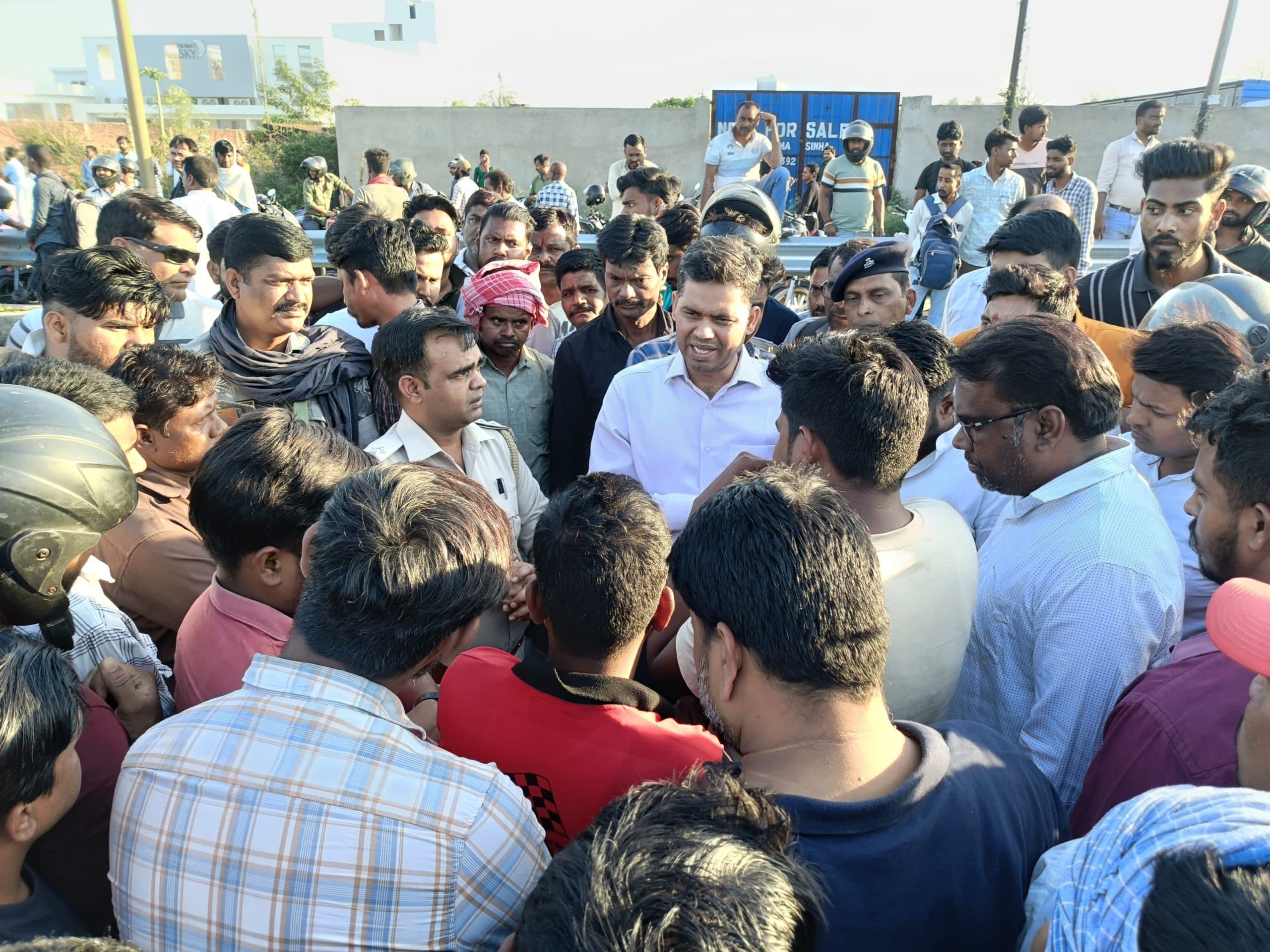 Dhanbad News : एटलेन में रॉन्ग साइड से आ रहे ट्रैक्टर ने सरायढेला के बाइक सवार को रौंदा, मौत