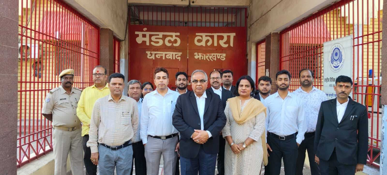 Dhanbad News : न्यायाधीश ने बंदियों को दी विभिन्न कानून की जानकारी