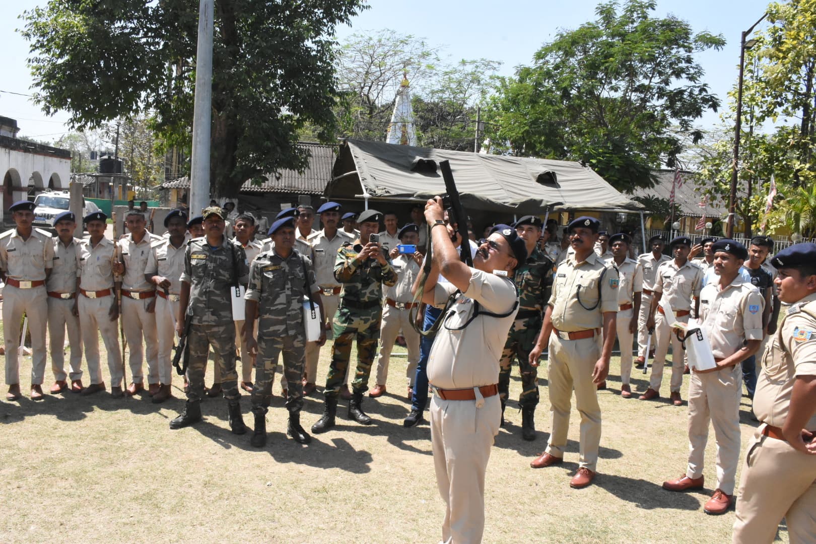 Dhanbad News : मॉकड्रिल- पुलिस ने पहले माइकिंग की, फिर चलायीं लाठियां