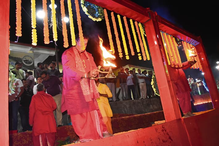Dhanbad News : गंगा आरती में दीपों से जगमग हुआ राजेंद्र सरोवर