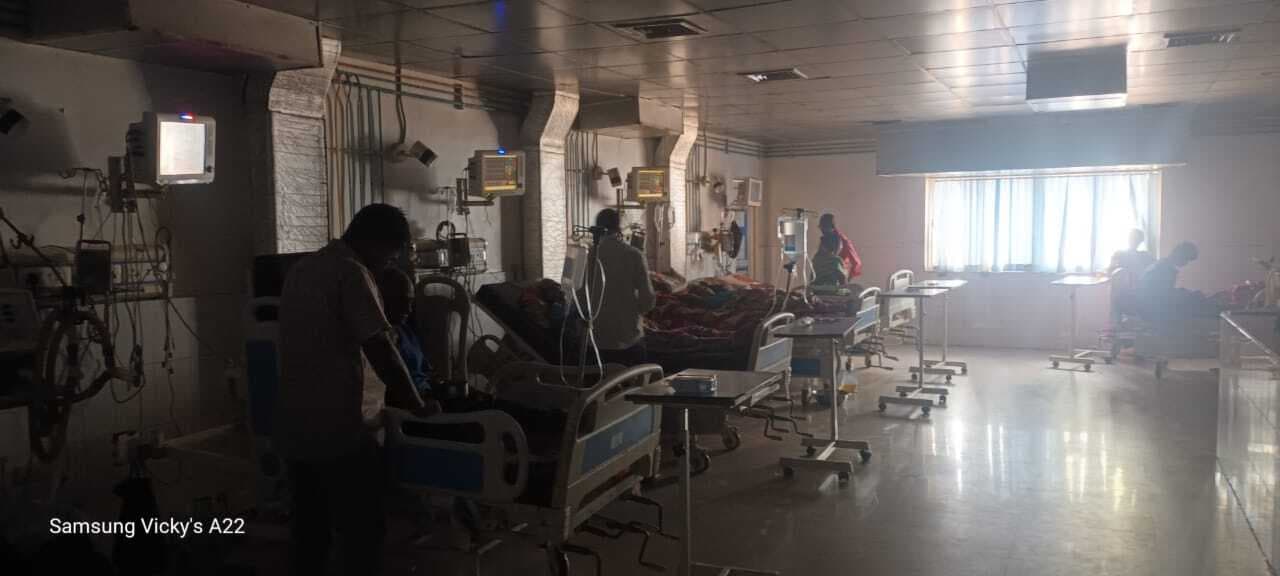 Dhanbad News : एसएनएमएमसीएच की एसआइसीयू में लगे इन्वर्टर की बैट्री खराब, मोबाइल की रोशनी में हो रहा है मरीजों का इलाज