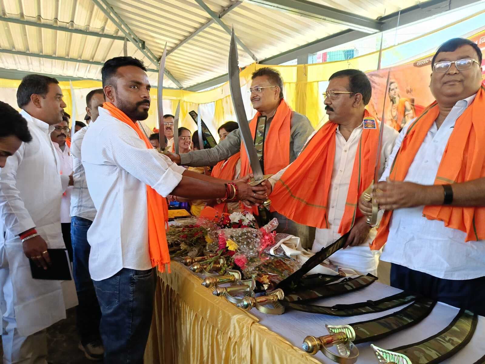 हिंदुओं को शास्त्र की रक्षा के लिए शस्त्र रखना जरूरी : सांसद