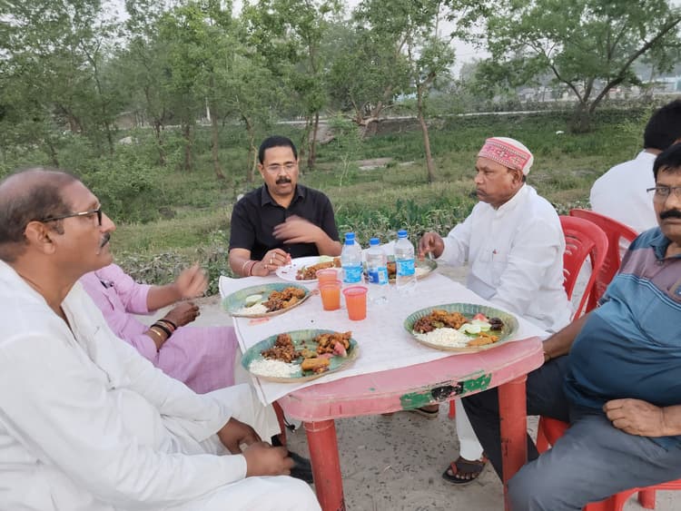 इफ्तार पार्टी में शामिल हुए कई गणमान्य