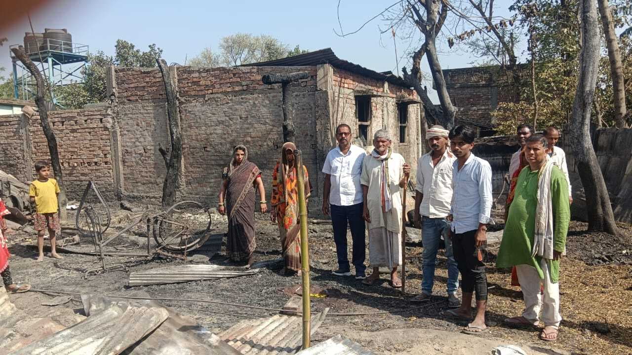 परसाहा में हुई अगलगी से दस घर सहित सामान जल कर राख