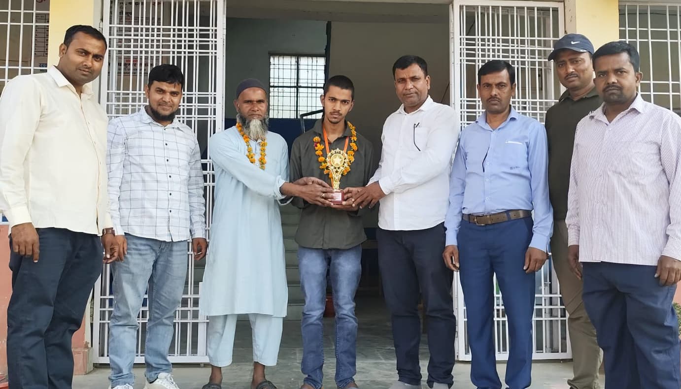 अबु बकर ने जिले में टॉप टेन में जगह बनाकर किया गौरवान्वित