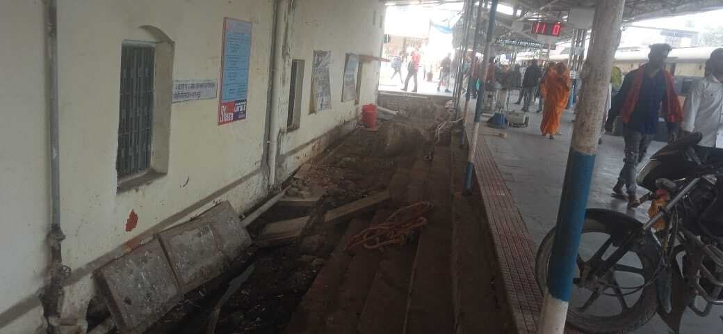 एक तरफ नये भवन से इतिहास परिवर्तन तो दूसरी तरफ दुर्दशा को बयां कर रहा जंक्शन