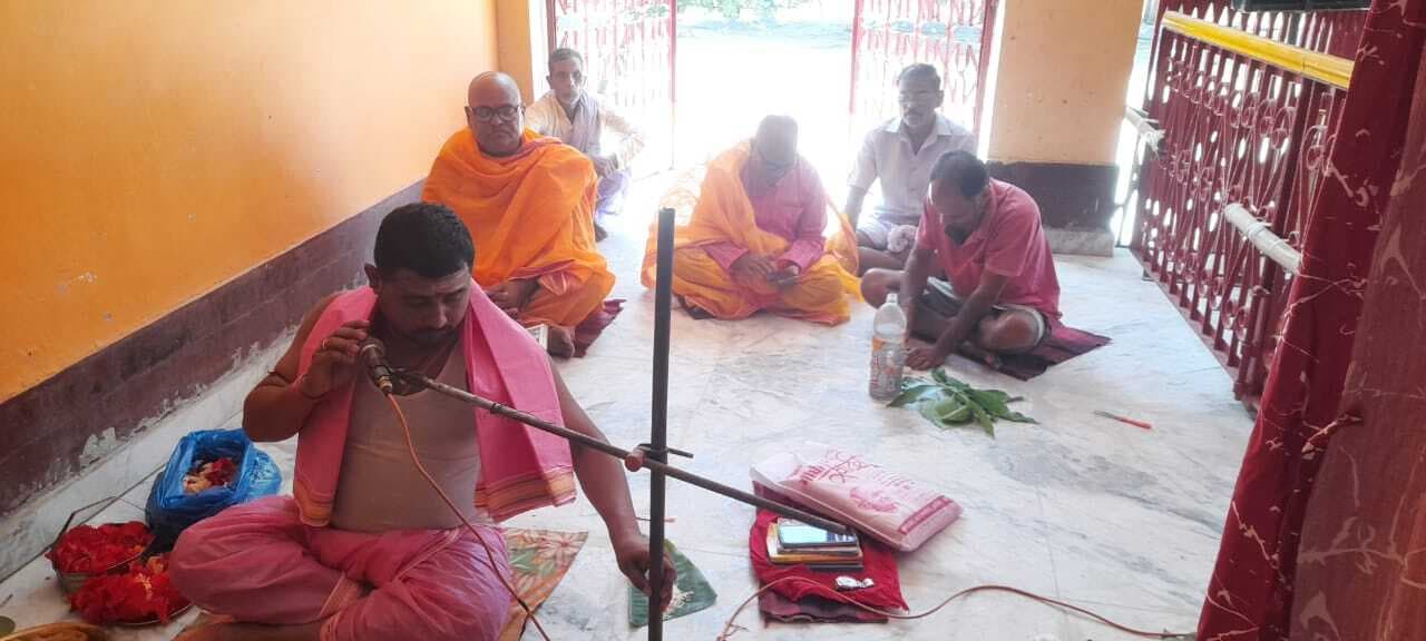 नवरात्र के पहले दिन मंदिरों में उमड़ी भीड़, मां शैलपुत्री की हुई पूजा