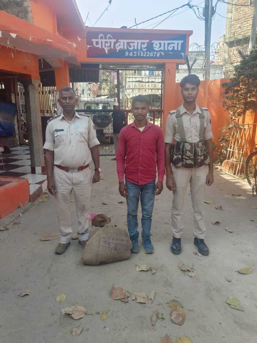 50 लीटर देसी शराब के साथ तस्कर गिरफ्तार