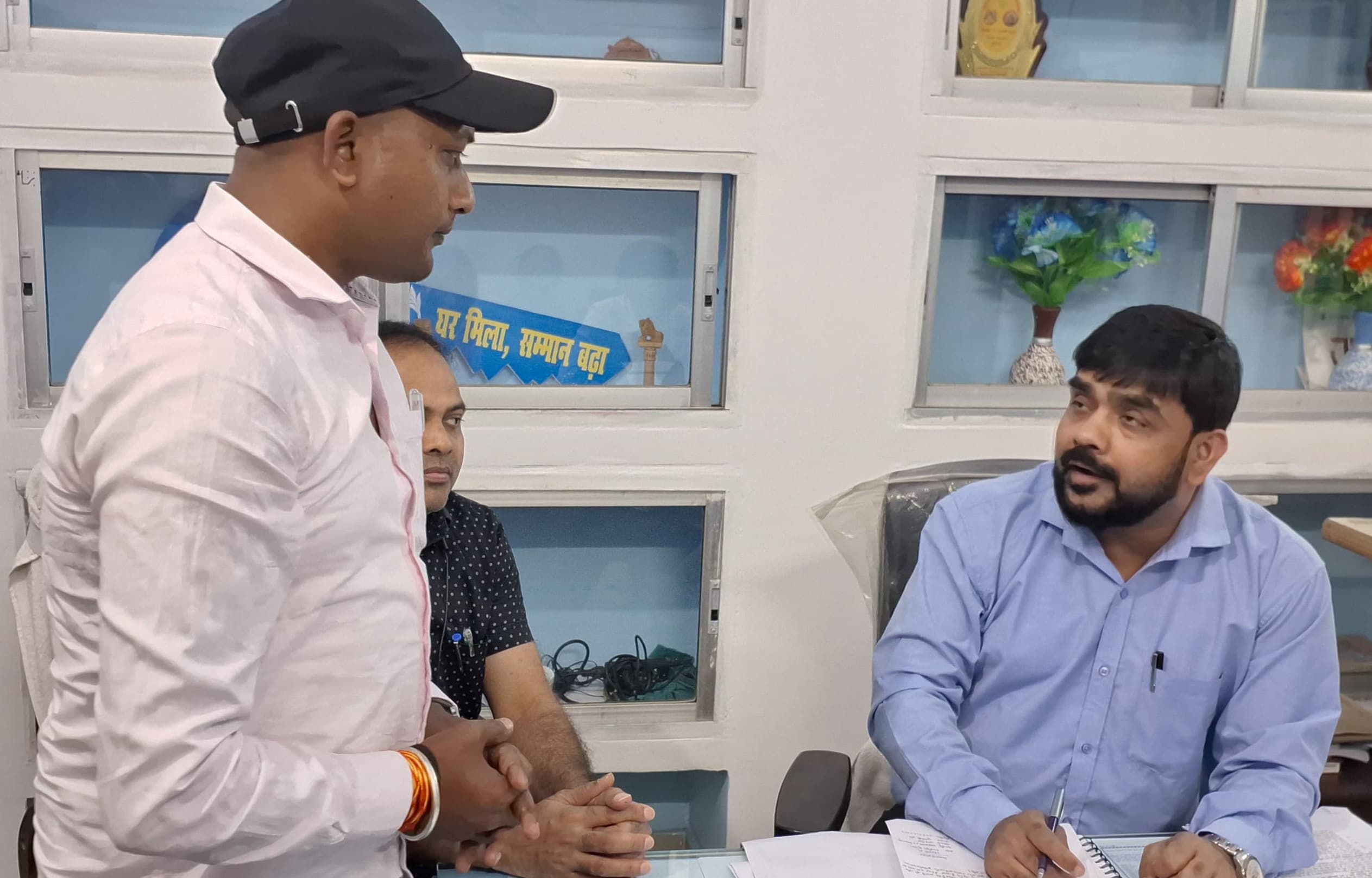 प्रधानमंत्री आवास योजना के सर्वेक्षण में अवैध उगाही का आरोप