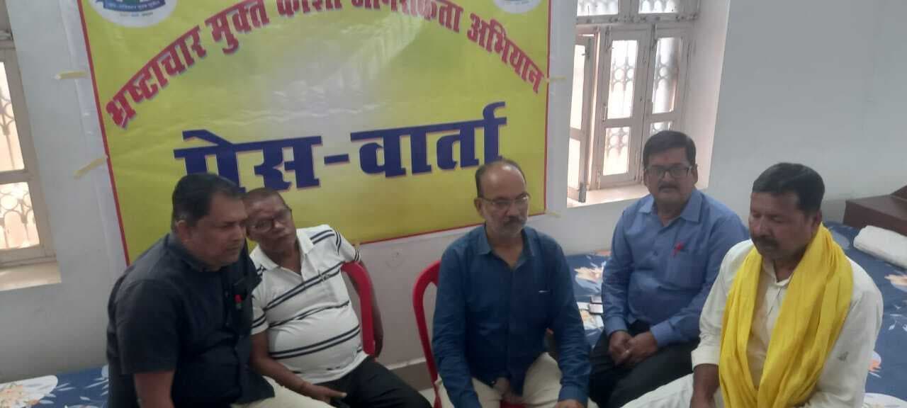 पूर्व नगर आयुक्त द्वारा करोड़ों रुपये घोटाले का आरटीआई कार्यकर्ता ने किया भंडाफोड